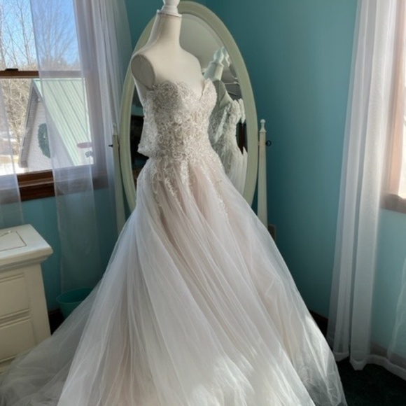 Spectacular Princess Inspired Wedding Dress Champagne/Ivory Size 8